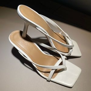 Anne Michelle Zeal-02 Crisscross Toe-Thong Heels in White